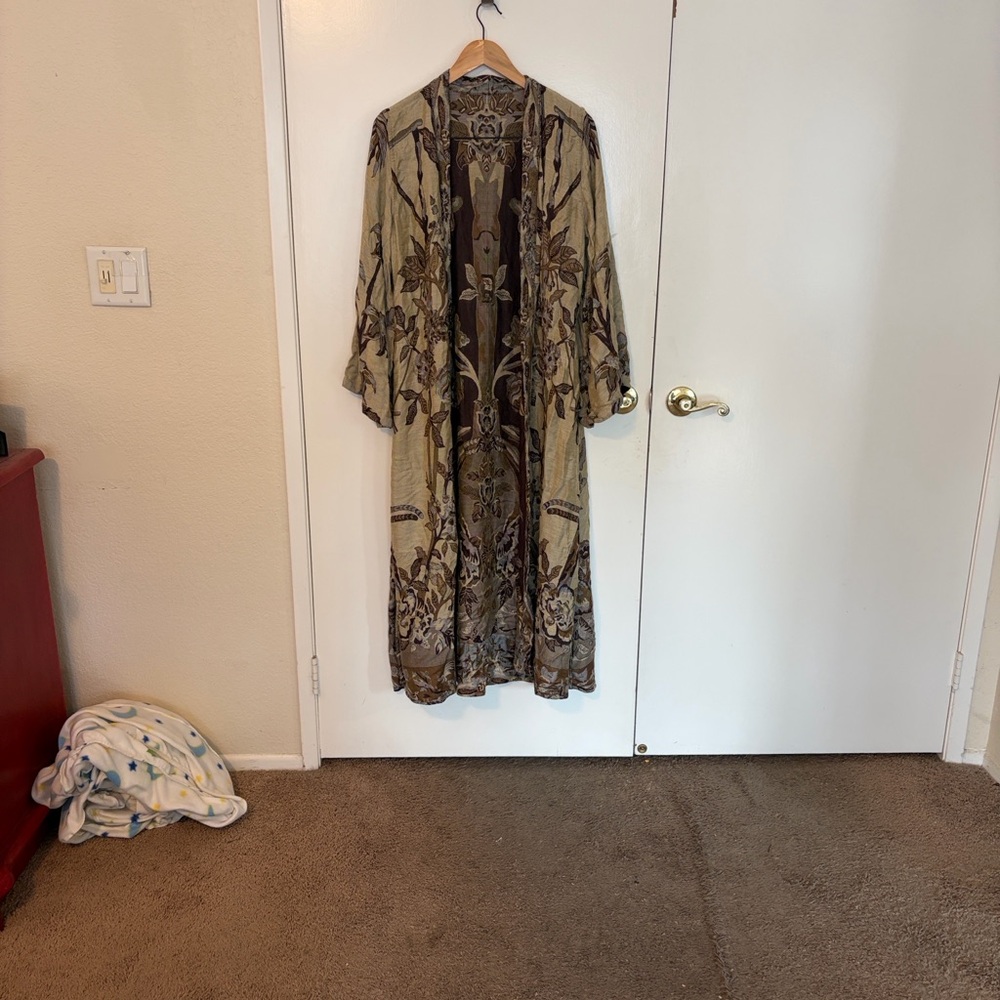 Gorgeous reversible Brahmaki robe size 2 Women's Robe. Chocolate brown, camel